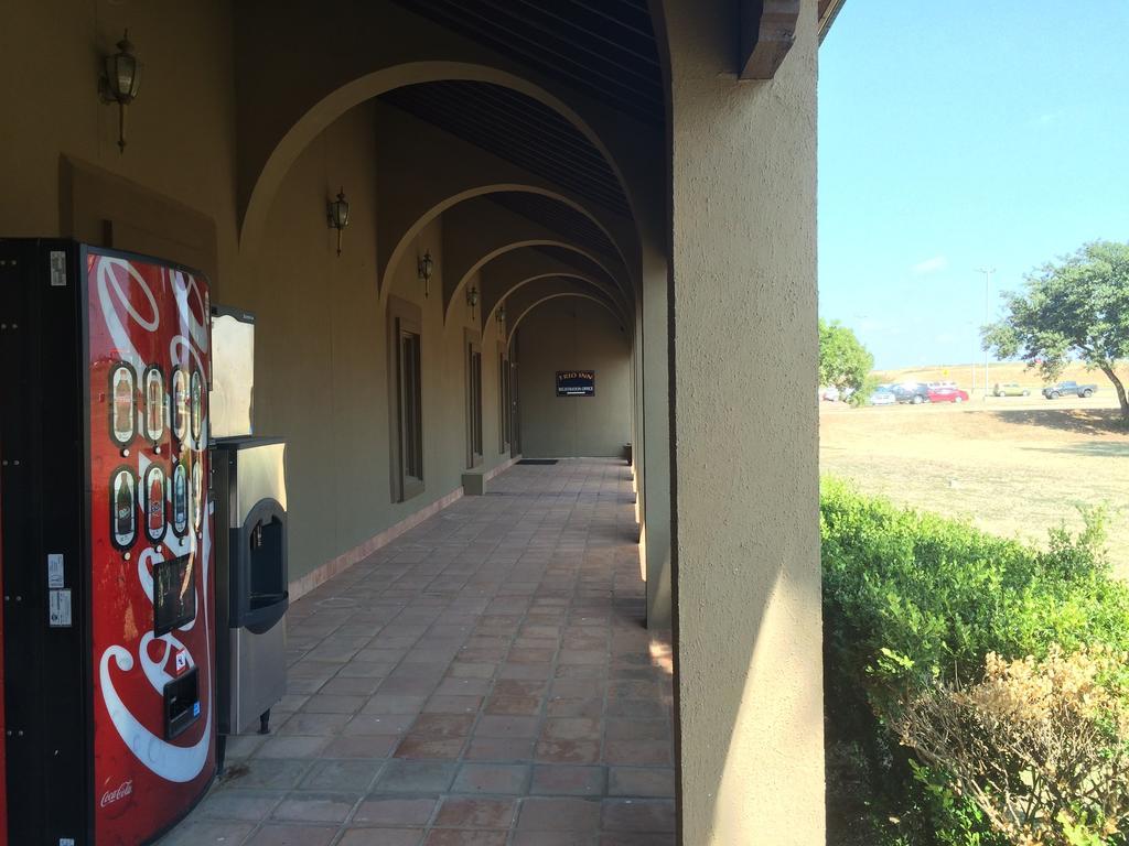 Frio Inn Pearsall Exterior foto